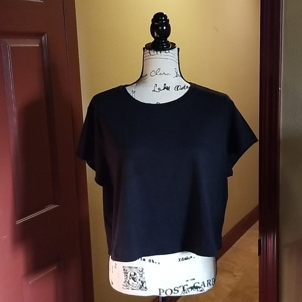 Black t-shirt crop top
